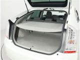 広くてフラットで使いやすいラゲージスペースです!トノカバーが付いていますのでトランクに置いてある荷物も外部から隠して見えないようにできます♪盗難防止にも役立ちます!