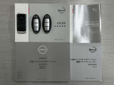 キーをバックやポケットに入れたまま、ドアリクエストキーを押すだけ開閉する、便利なインテリジェントキー2個とリモコンエンジンスターターが付いております。