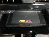 ワイヤレス充電機能で接続の手間いらず。スマートフォンなどをワイヤレスで充電可能です。