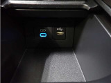 充電用USB端子付き。スマートフォンなどの充電に便利です。