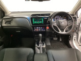 車内は光触媒抗菌消臭施工済です。スタイリッシュなデザインでスポーティなインパネ周りを演出します。グローブボックスやカップホルダーのほかにトレーなどたくさんの収納スペースが付いています。