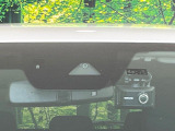 【i-ACTIVESENSE】走行中に前方の車両等を認識し、衝突しそうな時は警報とブレーキで衝突回避と被害軽減をアシスト。より安全にドライブをお楽しみいただけます。