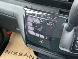 タブレット端末のようなタッチパネル式のオートエアコン採用。凹凸のない滑らかな表面で操作感を高めています。