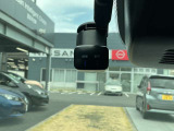 日産オリジナル前後ドライブレコーダーです。後方撮影もできるのであおり運転や追突事故への対策になります。設定・画像の再生などをスマートフォンのアプリから簡単に操作が行えます。
