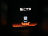 パーキングセンサーシステムは走行中に障害物が迫ると音と表示でお知らせ、低速走行時時の安心感を高めます