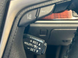 【レーダークルーズコントロール】ミリ波レーダーが車間距離を測って設定車速内で車速に比例した車間距離を保ちながら追従走行する装置で近づきすぎたときは自動でブレーキし、離れすぎたときには自動増速もする。