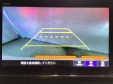 バックでの車庫入れも安心です! リアカメラが付いているバックモニター付のナビを装備しております。操作線もついており距離感も画面から確認できます。
