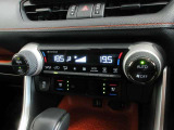 運転席と助手席でそれぞれお好みに合わせて温度設定が行えるフルオートエアコンです♪