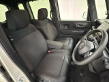 女性でも運転がしやすいように、シートの高さ調整機能(シートリフター)がついています。運転席と助手席の間が空いている為、助手席側への移動がスムーズです。