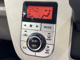 【オートエアコン】一度お好みの温度に設定すれば、車内の温度を検知し風量や温度を自動で調整。暑い&hellip;寒い&hellip;と何度もスイッチ操作をする必要はありません。快適な車内空間には必須の機能ですね♪