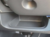 運転席周辺の収納も充実したドライバーズロアポケット。細かな使い勝手にも配慮されています。