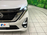 【LEDヘッドライト】悪天候や夜間走行時も良好な視界を確保し安心して運転できる高輝度LEDヘッドライトを装備!点灯速度が早く、消費電力も抑えられています。