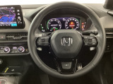 【ハンドル】運転にかかわる様々な操作を安全に行えるように視点移動が少なく操作性に配慮されたスイッチ類が凝縮されたコックピットです。
