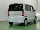 後席の窓には外から車内が見えにくくなるプライバシーガラスを採用。周りを気にせずリラックスして過ごせます