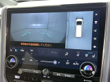 パノラミックビューモニターを装備。駐車場や交差点でクルマを真上から見るように周囲を確認できます。機能の詳細は販売店スタッフまでおたずねください。