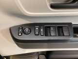 電動格納式リモコンドアミラーと、パワーウィンドウスイッチ等は運転席ドアにあります。