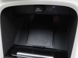 【ワイヤレス・スマートフォン・チャージ】対応機種のスマートフォンを、タッチスクリーン式センターディスプレイの下に置いておくだけで充電可能。すっきりと収納できて、使いたいときにはすぐに手に取れます。