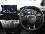 運転にかかわる様々な操作を安全に行えるように視点移動が少なく、操作性に配慮されたスイッチ類が凝縮されたコクピットです。