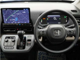 運転にかかわる様々な操作を安全に行えるように視点移動が少なく、操作性に配慮されたスイッチ類が凝縮されたコクピットです。