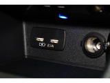 小物の収納に便利なセンタートレイには携帯等のデバイスの充電可能なUSB出力電源付です。