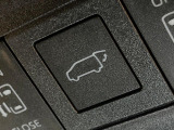 【パワーバックドア】スマートキーや運転席のボタンを押すだけでリアゲートが自動で開閉します!荷物を持っている時や、高い位置にあるバックドアを閉める際に便利な機能です♪