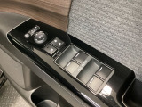 ハンドルの右側に電動格納付きパワーミラーの操作スイッチがついています。左右のサイドミラーの角度調節も微調整ができて便利です。パワーウインドウは運転席でドア4枚とも上下の操作ができるようになっています。
