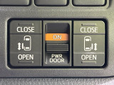 【両側パワースライドドア】スマートキーや運転席のスイッチで後席両側スライドドアの開閉が可能♪電動だから力を入れてドアを開ける必要が無く、小さなお子様でも簡単に開け閉めでき快適です♪