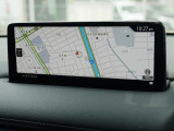 マツダコネクトの10.25インチワイドセンターディスプレイです。『Android Auto』『Apple CarPlay』や独自のコネクテッドサービスに対応したインターフェイスシステムです。