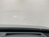 ヘッドアップディスプレイ搭載。運転中、前方から視線を落外す必要がなく、安全に運転ができる機能です。