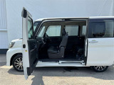 助手席側ドアと左側スライドドアの間に柱のない車体構造となっており、広々使えて便利です!