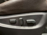 【パワーシート】電動でシートポジションの変更が可能です。手動式より細かくシート設定が可能ですのでより快適な姿勢でドライブを楽しんで頂けるでしょう。