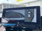 【パノラミックビューモニター】専用のカメラにより、上から見下ろしたような視点で360度クルマの周囲を確認することができます☆死角部分も確認しやすく、狭い場所での切り返しや駐車もスムーズに行えます。