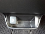 12V電源ソケット付き。ドライブ中の充電にも対応できる便利な装備です。