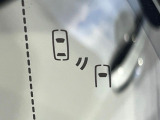 【ブラインドスポットモニター】走行中、ドアミラーの死角になりやすい箇所に後続車が接近するとサイドミラーのレンズに警告を表示!ドライバーに注意喚起をしてくれます。