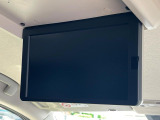 【フリップダウンモニター】大画面モニターで後席でもエンタメをお楽しみいただけます。小さなお子様にも大人気の装備です♪