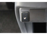 寒い日はすぐにあたたかくなるシートヒーターは重宝します。暖房を控えめにすることで燃費の向上にもなります。車内の空気が汚れたり乾燥したりする心配も減ります。