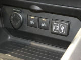 【助手席電源】助手席側にはAC100V(100W)電源ソケットを装備。車内で家電製品の使用や、スマートフォンなどの充電に便利です。