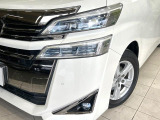 【LEDヘッドライト】悪天候や夜間走行時も良好な視界を確保し安心して運転できる高輝度LEDヘッドライトを装備!点灯速度が早く、消費電力も抑えられています。