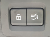 【パワーバックドア】スマートキーや運転席のボタンを押すだけでリアゲートが自動で開閉します!荷物を持っている時や、高い位置にあるバックドアを閉める際に便利な機能です♪