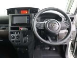 運転席側から見た写真です、お車にマッチングするようにデザインされたインパネ!沢山のスイッチ類も運転させる方が使いやすい位置に配置されていますね!