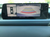 360&deg;ビューモニターでは前後左右4つのカメラ映像をさまざまな走行状況に応じて切り替えてセンターディスプレイに表示することで、駐車時や狭い道でのすれ違い時、見通しの悪い交差点進入時でも安心感を高めます