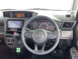 運転席まわりです。 各操作スイッチは使いやすい位置に配置されてます。