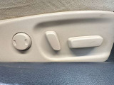 【パワーシート】電動でシートポジションの変更が可能です。手動式より細かくシート設定が可能ですのでより快適な姿勢でドライブを楽しんで頂けるでしょう。