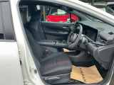 運転席まわりです。実際に座ってみて、乗り心地を体験してみてください。