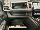 収納スペースもたくさん有ります☆車検証や小物類などすっきり収納♪