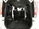 広いラッゲージスペースです。セカンド・サードシートのシートアレンジ次第で大きな荷物も積めちゃいますよ。