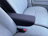 リラックスして運転できるアームレスト付き