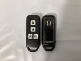 スマートキー付きですからドアロックの開閉およびエンジンスタートが楽々です。電動スライドドアの開け閉めもボタンで操作できます。スペアキーも同じものを用意しております。