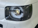 【LEDヘッドライト】悪天候や夜間走行時も良好な視界を確保し安心して運転できる高輝度LEDヘッドライトを装備!点灯速度が早く、消費電力も抑えられています。