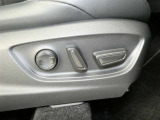 運転席のシート調整を電動で調整できます。無段階調整なので、どなたにもピッタリの調整が可能です。